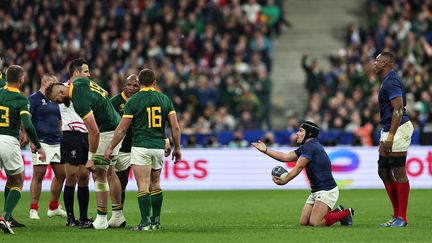 La supplication d'Antoine Dupont face à l'arbitre Ben O'Keeffe, lors de France-Afrique du Sud en quarts de finale, le 15 octobre 2023. L'homme en blanc sera ensuite critiqué pour ses décisions. (FRANCK FIFE / AFP)