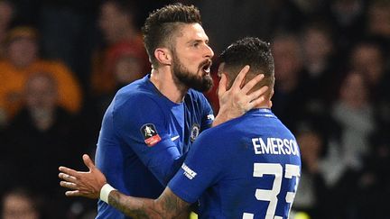 Olivier Giroud célèbre son but avec Emerson Palmieri (GLYN KIRK / AFP)