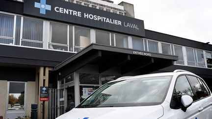 Le centre hospitalier de Laval en Mayenne, le 7 novembre 2021. (MARC OLLIVIER / MAXPPP)