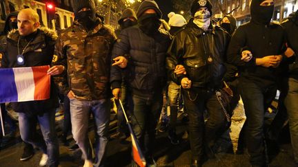 Des policiers manifestent dans les rues de Paris, jeudi 20 octobre 2016, &agrave; Paris. (MUSTAFA SEVGI / AFP)