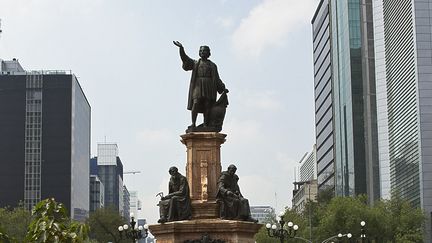 Une&nbsp;statue de Christophe Colomb à Mexico. (IVAN BAUTISTA / NOTIMEX)