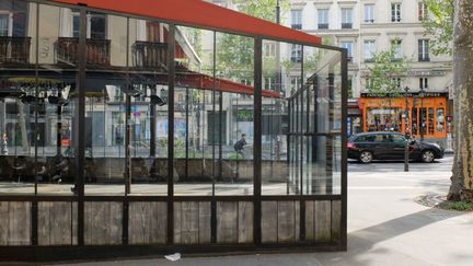 À&nbsp;Paris, place de la République,&nbsp;une immense terrasse de café fermée (photo d'illustration). (VANESSA DESCOURAUX / RADIOFRANCE)