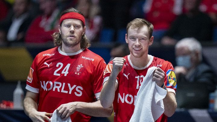 Les Danois Mikkel Hansen et Mathias Gidsel (de gauche à droite) lors du quart de finale du Mondial contre la Hongrie, à Stockholm (Suède), le 25 janvier 2023. (LISELOTTE SABROE / RITZAU SCANPIX via AFP)