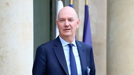 Le ministre Roland Lescure quitte l'Elysée, à Paris, le 14 février 2024. (ALAIN JOCARD / AFP)