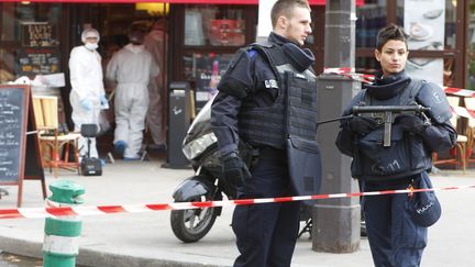 La&nbsp;police scientifique à&nbsp;l'intérieur du café Comptoir Voltaire à Paris sur le site de attaque. Le 14 Novembre &nbsp;2015&nbsp; (WILLIAM ABENHEIM / SIPA)