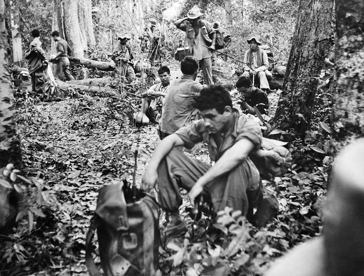 Ouali Djellali,&nbsp;soldat du 27èe bataillon des fantassins algériens, en train d'écouter la radio dans la jungle de Na Phao (Laos), le 5 mai 1954, pendant la bataille de Dien Bien Phu. (AFP / INTERCONTINENTALE)