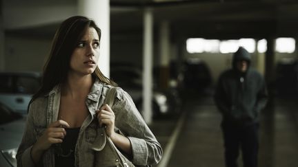 Une femme est suivie par un homme dans un parking (photo d'illustration).&nbsp; (DIGITAL VISION / GETTY IMAGES)