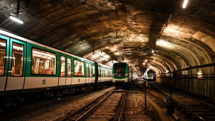 Un métro à Paris, le 20 octobre 2023. (CHRISTOPHE ARCHAMBAULT / AFP)