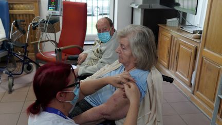 Une résidente de l'Ehpad "Les Oyats" de Gravelines, près de Dunkerque (Nord), est vaccinée contre le Covid-19, le 15 janvier 2021. (SYLVAIN LEFEVRE / HANS LUCAS)