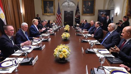 Le président égyptien Abdel Fattah al-Sissi (3e à D) rencontre le président américain Donald Trump (3e à G) à la Maison Blanche lors de sa visite officielle à Washington aux Etats-Unis, le 10 avril 2019. (PRESIDENCY OF EGYPT / HANDOUT / ANADOLU AGENCY)