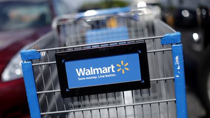 Un chariot&nbsp;de course sur le parking d'un supermarché Walmart le 18 mai 2010 à Miami, en Floride (Etats-Unis). (CARLOS BARRIA / REUTERS)