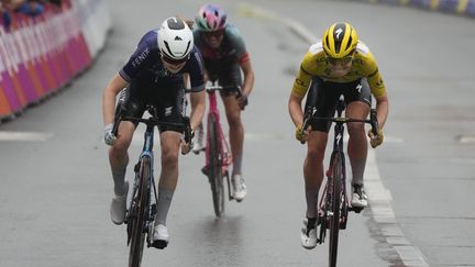 Puck Pieterse (left), winner of the 4th stage of the Tour de France women, on August 14, 2024 in Liège (Belgium). (PETER DEJONG / AP / SIPA)