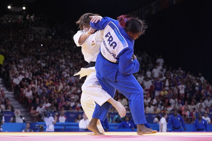 Clarisse Agbégnénou a ensuite eu l'occasion de ramener les deux équipes à égalité. Face à une combattante qu'elle connaissait bien, Miku Takaichi (toutes deux dans la catégorie des -70 kg), la Française a mis du temps à trouver la faille, se faisant même quelques frayeurs. Un waza-ari au golden score l'a délivrée, pour le plus grand bonheur du public. (EUGENE HOSHIKO/ AP / SIPA)