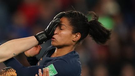 Kim Min-jeong, la gardienne de Corée du Sud, à la lutte avec l'attaquante des Bleues Valérie Gauvin lors du match d'ouverture du Mondial, le 7 juin 2019 au Parc des Princes, à Paris. (LIONEL BONAVENTURE / AFP)