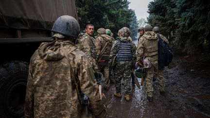 Les soldats ukrainiens, près de la ville de Bakhmout, dans l'est du pays, le 30 avril 2023. (DIMITAR DILKOFF / AFP)