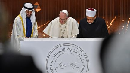 Le Grand imam d'Al-Azhar, Ahmed al-Tayeb (D), le pape François (C) et le prince héritier d'Abu Dhabi, Mohammed Bin Zayed (G), lors de la "réunion de la fraternité" dans les Emirats arabes unis, le 4 février 2019. (VINCENZO PINTO / AFP)