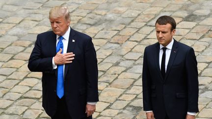 Emmanuel Macron reçoit Donald Trump aux Invalides, le 13 juillet 2017, à Paris.&nbsp; (BERTRAND GUAY / AFP)