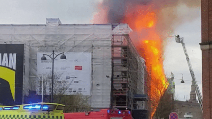 Un incendie s'est déclaré dans la matinée du mardi 16 avril dans la Bourse de Copenhague, un bâtiment vieux de 400 ans qui est l'un des principaux monuments de la capitale danoise. Tous les employés présents dans le bâtiment sont sains et saufs. (France 2)