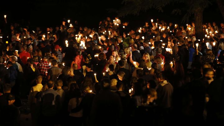 Des habitants de Roseburg ont organis&eacute; une veill&eacute;e le soir de la fusillade. (RANDY L. RASMUSSEN/AP/SIPA / AP)