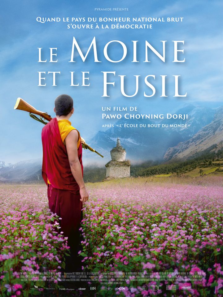 Affiche du film "Le moine et le fusil", de Pawo Choyning Dorji, sortie le 26 juin 2024. (PYRAMIDES FILMS)