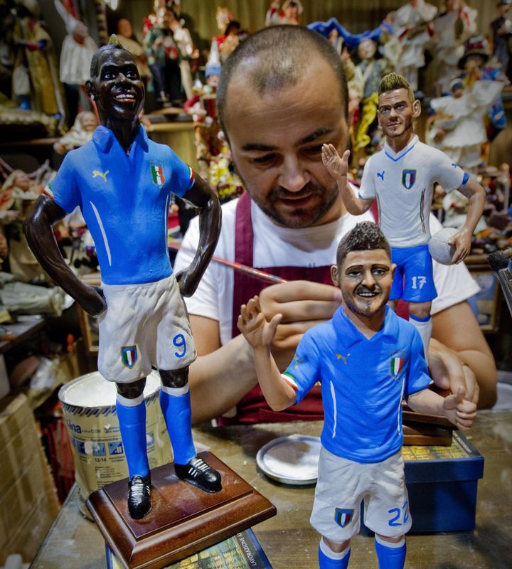 A Naples, on fabrique et on vend des personnages de la crèche sculptés en bois mais aussi des statuettes de héros du foot comme Mario Balotelli (à gauche) et Ciro Immobile (à droite)
	 
 (EPA / CIRO FUSCO)