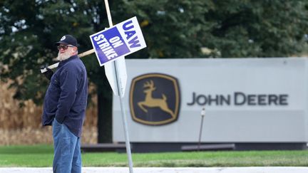 Un grèviste de chez John Deere, le fabricant de tracteurs, à Davenport (États-Unis). (SCOTT OLSON / GETTY IMAGES NORTH AMERICA)