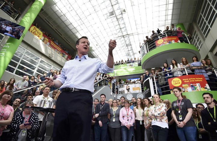 David Cameron tombe cravate et veste lorsqu'il s'adresse&nbsp;aux salari&eacute;s d'un supermarche &agrave; Leeds, le 1er mai 2015.&nbsp; (TOBY MELVILLE / AFP)