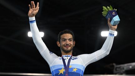 Donavan Grondin sur le podium des Championnats européens après sa victoire sur l'omnium, le 15 août 2022 à Munich. (JOHN MACDOUGALL / AFP)