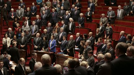 Les députés observent une minute de silence, le 25 novembre 2015, à l'Assemblée nationale, en mémoire des victimes de l'attentat de Tunis, la veille. (JACQUES DEMARTHON / AFP)