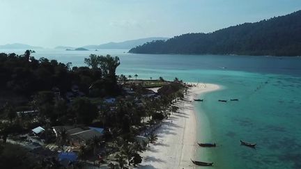 Après 18 mois de verrouillage quasi-total en Thaïlande, qui avait fermé ses frontières afin de lutter contre le Covid-19, les premiers touristes sont de retour à Phuket. (CAPTURE ECRAN FRANCE 2)