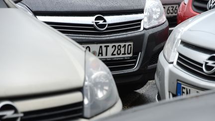 Des voitures Opel&nbsp;&agrave; Bochum (Allemagne) le 10 d&eacute;cembre 2012. La&nbsp;marque automobile est une des rares &agrave; progresser. (PATRIK STOLLARZ / AFP)