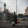 Un homme devant un feu sur la place Al-Adawiya au Caire, apr&egrave;s les r&eacute;pressions contre les partisans de Mohamed Morsi, le 27 juillet 2013. (CITIZENSIDE.COM / AFP)