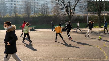 Des enfants dans la cour de récréation du collège François Villon, à Paris, le 14 janvier 2022. (ALINE MORCILLO / HANS LUCAS / AFP)