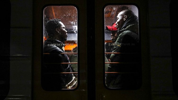 Des réfugiés arrivent à la gare de Przemysl (Pologne), en provenance d'Ukraine, le 27 février 2022. (BEATA ZAWRZEL / NURPHOTO / AFP)