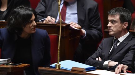 La ministre du Travail&nbsp;Myriam El Khomri et le Premier ministre Manuel Valls, lors des questions au gouvernement, à l'Assemblée nationale, à Paris, le 8 mars 2016.&nbsp; (ALAIN JOCARD / AFP)