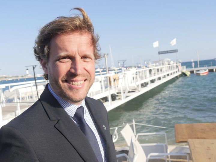 Frédéric Claudet devant le ponton de l'hôtel Majestic.
 (Lorenzo Ciavarini Azzi/Culturebox)