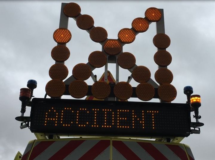 Le panneau lumineux au-dessus d'un fourgon d'un patrouilleur autoroutier, le 26 juillet 2017. (RAPHAEL GODET / FRANCEINFO)