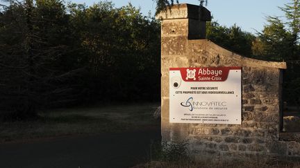 L'entrée de l'abbaye de Sainte-Croix, à Poitiers (Vienne), le 19 septembre 2019. (GUILLAUME SOUVANT / AFP)