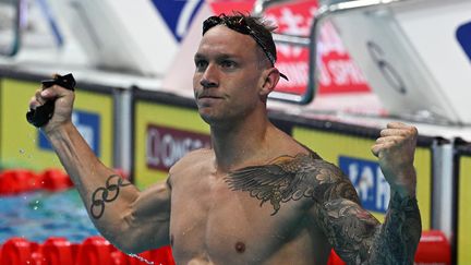 Caeleb Dressel savoure sa victoire sur le 50 mètres papillon aux championnats du monde de Budapest (Hongrie), le 19 juin 2022. (ATTILA KISBENEDEK / AFP)