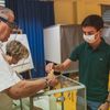 Un jeune électeur vote pour la première fois à Toulon, dans le Var, pour le premier tour des élections régionales et départementales, le 20 juin 2021.&nbsp; (CAMILLE DODET / HANS LUCAS / AFP)