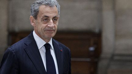 Nicolas Sarkozy arrive au tribunal judiciaire pour être interrogé lors du procès en appel dans l'affaire dite Bygmalion, à Paris le 24 novembre 2023. (GEOFFROY VAN DER HASSELT / AFP)