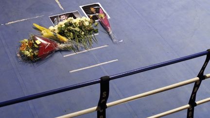 Des fleurs et des photos d'Alexis&nbsp;Vastine ont &eacute;t&eacute; d&eacute;pos&eacute;es sur un ring de boxe de l'Insep, &agrave; Vincennes (Val-de-Marne), le 10 mars 2015. (THOMAS SAMSON / AFP)