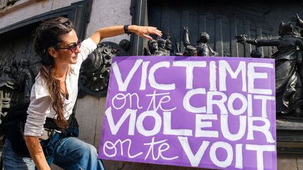 Un rassemblement en soutien à Gisèle Pélicot s'est notamment tenu à Paris, place de la République, samedi 14 septembre 2024. (AUGUSTIN PASQUINI / HANS LUCAS VIA AFP)