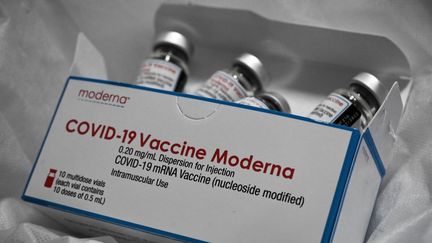 Une boîte de flacons&nbsp;du vaccin contre le Covid-19 de Moderna, le 9 décembre 2021 à Mérignac (Gironde). (PHILIPPE LOPEZ / AFP)