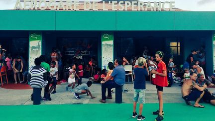 A l'aéroport de Grand-Case, le 11 septembre, des habitants de Saint-Martin attendent d'avoir une place sur un vol pour pouvoir quitter l'île.&nbsp; (MATTHIEU MONDOLONI / FRANCEINFO)