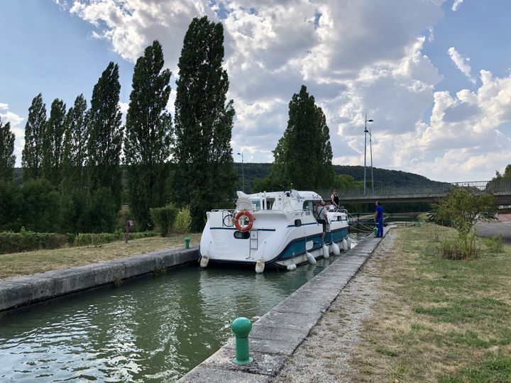 Un bateau sur le canal de Bourgogne, à Montbard, en Côte-d'Or, le 9 août 2020. (FRANCEINFO / NOEMIE BONNIN)