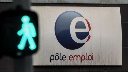 Une enseigne Pôle emploi avec un signal lumineux déstiné aux piétons. Photo d'illustration. (PHILIPPE HUGUEN / AFP)