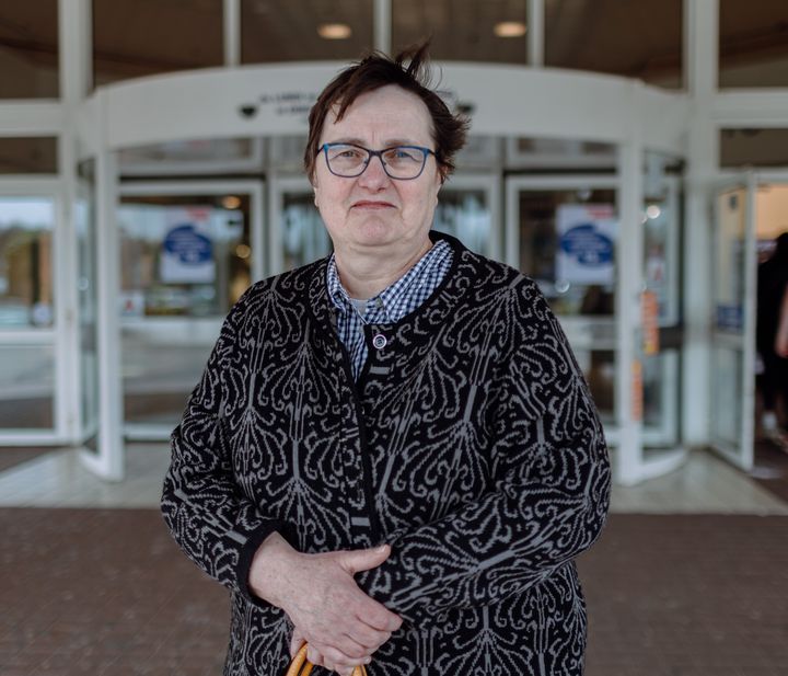 Sylvie&nbsp;Destrebecq pose devant un supermarché de Bruay-la-Buissière (Pas-de-Calais), le 12 avril 2022. (PIERRE MOREL / FRANCEINFO)