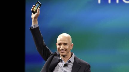 Le PDG d'Amazon, Jeff Bezos, d&eacute;voile le premier smartphone de la marque, le Fire Phone, le 18 juin 2014 &agrave; Seattle (Etats-Unis). (JASON REDMOND / REUTERS)