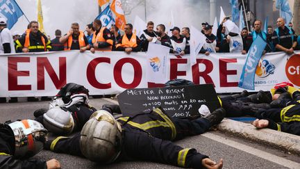 Des pompiers manifestent à Paris, le 15 octobre 2019. (MARIE MAGNIN / HANS LUCAS / AFP)